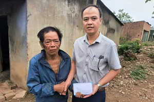 Trao tiền hỗ trợ cho cụ ông bị câm, nhặt phân bò mưu sinh 