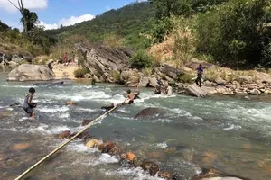 Dùng mìn tự chế bắt cá khiến 2 người bị thương