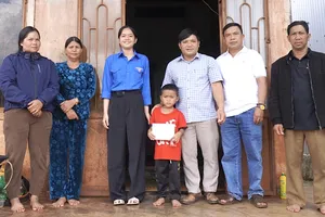 Trao 17 triệu đồng hỗ trợ cháu bé mồ côi cha mẹ ở Gia Lai 