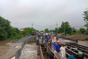 Mưa lớn làm ngập cầu tạm trên Quốc lộ 25, giao thông bị chia cắt