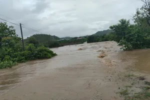 Mưa lớn làm ngập ngầm tràn, 319 hộ dân bị cô lập hoàn toàn 
