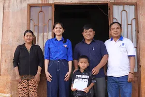 Trao tiền hỗ trợ đợt 2 cho cháu bé mồ côi cha mẹ