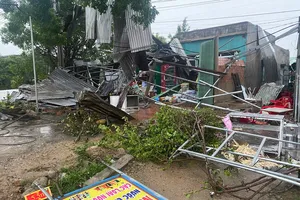 Mưa lớn kèm gió lốc làm hư hại 38 nhà dân