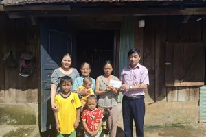 Trao tiền hỗ trợ đợt 2 đến 2 hoàn cảnh khó khăn ở Quảng Ngãi 