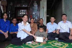 Cháu bé mồ côi cha mẹ được hỗ trợ 30,5 triệu đồng