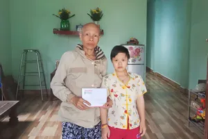 Mẹ ung thư nuôi con thiểu năng được Bạn đọc Báo SGGP hỗ trợ 23,7 triệu đồng