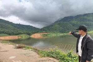 Ông A Vải chỉ vào vị trí khu sản xuất của gia đình anh, hiện không còn đường để vận chuyển nông sản, phân bón