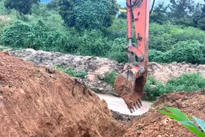 Quảng Ngãi: Tự ý san lấp đất, lấn suối làm ngập úng Quốc lộ 24