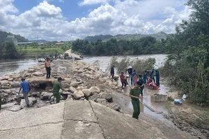 Lực lượng công an cùng người dân tham gia khắc phục