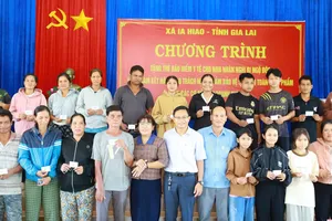 Tặng thẻ bảo hiểm y tế cho bệnh nhân nghi ngộ độc ở Gia Lai