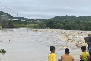 Ngầm tràn ngập sâu 1,5m, 341 hộ dân tiếp tục bị cô lập