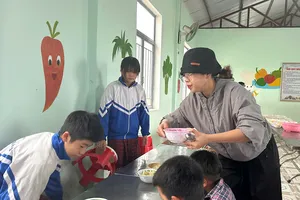 Trường vùng cao nấu ăn sáng miễn phí cho học sinh 