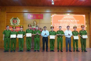 Vụ bắt băng nhóm cắt trộm dây cáp điện ở Quảng Ngãi: Khen thưởng tập thể công an phường Kon Tum