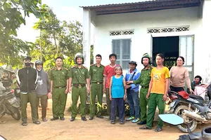 Quảng Ngãi: Công an băng rừng tìm được cụ bà 95 tuổi đi lạc