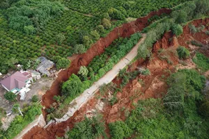 Gia Lai: Đường vào trạm 500kV bị sạt lở, uy hiếp nhà dân