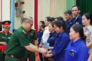 Đoàn Kinh tế - Quốc phòng 74 (Binh đoàn 15) trao hỗ trợ cho 88 gia đình cán bộ, chiến sĩ và người lao động bị ảnh hưởng bởi bão số 10 với số tiền trên 165 triệu đồng