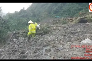 Quảng Ngãi: Tiếp tế lương thực, nước uống cho tài xế mắc kẹt trên đèo Lò Xo