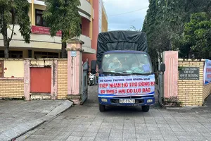 Quảng Ngãi: “Chuyến xe nghĩa tình” tiếp tế thực phẩm cho 400 hộ dân bị cô lập do sạt lở núi