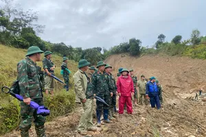 Quảng Ngãi: Hơn 200 cán bộ, chiến sĩ giúp dân khắc phục sạt lở đất