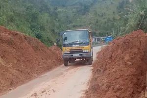 Quảng Ngãi: Đèo Lò Xo thông tuyến sau 5 tiếng khắc phục