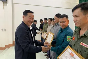 Ông A Sô Lai, Bí thư Đảng ủy xã Đăk Plô tặng Giấy khen cho các cá nhân có thành tích xuất sắc