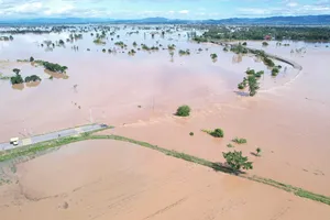 Gia Lai: Tranh thủ nước rút, hỗ trợ người dân dọn dẹp nhà cửa
