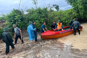 Lực lượng chức năng đưa phương tiện ra cứu hộ