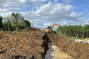 Đào rãnh dẫn nước qua khu sản xuất