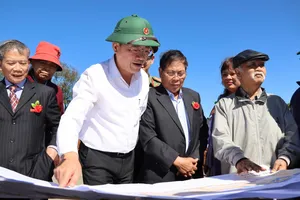 Ông Phạm Anh Tuấn (áo trắng), Chủ tịch UBND tỉnh Gia Lai xem bản đồ và thông tin về dự án. Ảnh: HỮU PHÚC