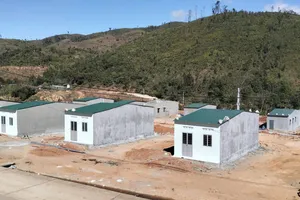 Quảng Ngãi: Đồng bào Xơ Đăng dựng nhà đón Tết, chờ an cư lâu dài