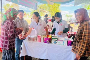 Gia Lai: Tặng quà, cấp phát thuốc miễn phí cho người dân biên giới