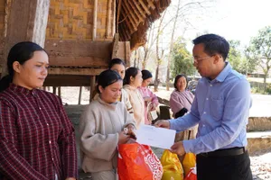 Quảng Ngãi: Trao quà tết cho người dân 6 xã chịu ảnh hưởng bởi mưa lũ