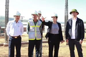 Lãnh đạo tỉnh Quảng Ngãi thăm, động viên công nhân làm việc xuyên tết 