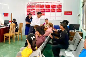 Ông Phạm Văn Phương, Bí thư Đảng ủy xã Ia Hiao trao lì xì công dân đến giao dịch hành chính công