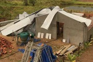 Gia Lai: Mưa kèm lốc xoáy làm tốc nhiều mái nhà