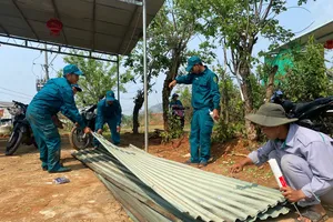 Mưa kèm lốc xoáy làm tốc mái 25 căn nhà tại Quảng Ngãi