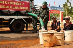 Gia Lai: Bộ đội chở nước cấp cho người dân vùng hạn