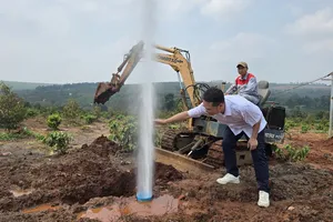 Gia Lai: Khoan sâu 160m, giếng tự phun hỗn hợp khí và nước