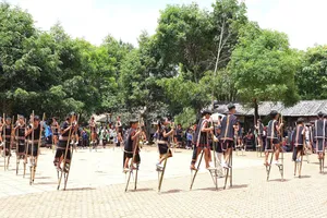 Quảng Ngãi: Du khách hòa mình vào lễ hội đường phố Măng Đen 