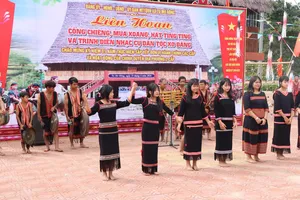 Quảng Ngãi: Hàng trăm đồng bào Xơ Đăng thi cồng chiêng, múa xoang