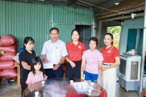 Gia Lai: Trao tiền hỗ trợ của bạn đọc Báo SGGP giúp đỡ gia đình anh Vi Hồng Quang