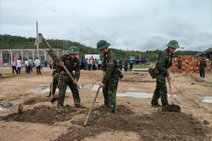 Gia Lai: Bộ đội giúp dân xây nhà tái định cư 