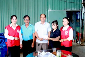 Gia Lai: Trao tiền hỗ trợ đợt 2 đến gia đình anh Vi Hồng Quang