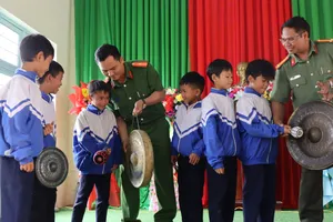 Quảng Ngãi: Tiếp sức 50 học sinh Xơ Đăng đến trường 