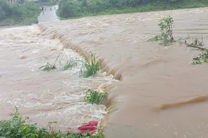 Quảng Ngãi: Cầu tràn Đăk Ák ngập sâu, chia cắt 2 thôn