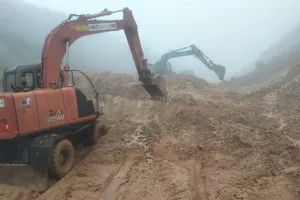 Quảng Ngãi: Liên tiếp sạt lở tuyến đường tránh đèo Măng Rơi 
