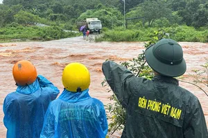 Gia Lai: Ngầm tràn ngập sâu, bộ đội biên phòng túc trực bảo vệ dân