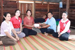 Gia Lai: Trao tiền bạn đọc Báo SGGP hỗ trợ anh Ksor Thưa chữa bệnh suy thận