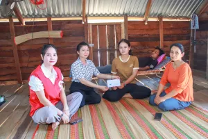 Gia Lai: Trao tiền hỗ trợ đợt 2 giúp anh Ksor Thưa chữa bệnh suy thận