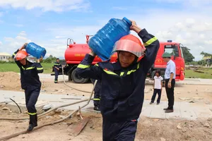 Công an chở nước giúp 300 người dân vùng tái định cư ở Gia Lai